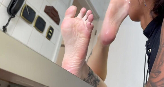Cover Goddess Grazi Aka Producer Gg Onlyfans The Neighbor Sucking Angels Stinky Soft Feet