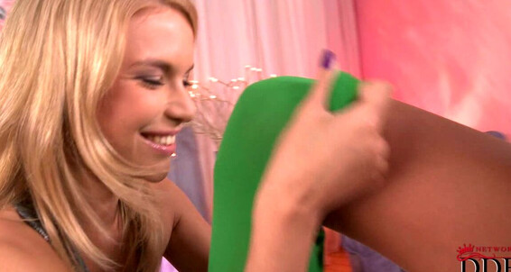 Summer Breeze - Tiffani Hotlegsandfeet Victoria V9459 Summer