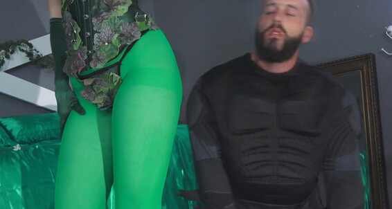 Kendrajames, Video: Poisonivy Batman Poisonleaves