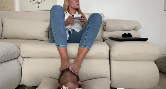 Emmysfeetandsocks - Hard Good Day Emmyfeetandsocks After My Aka Onlyfans A Is Sockless Slavep Footrest That Me Essential Cleaning For