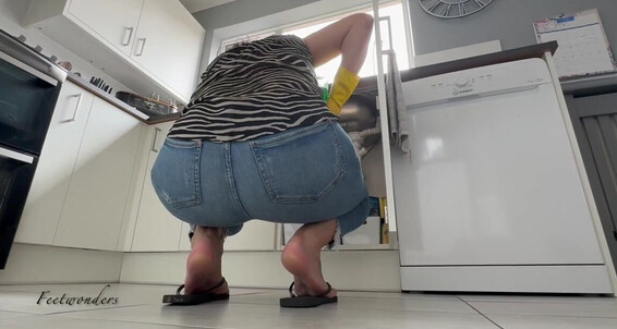 Feetwonders - Whilst 2024 Perv My Onlyfans 08 And I 12 Wash The On Up You Solesp Floor Video Lay
