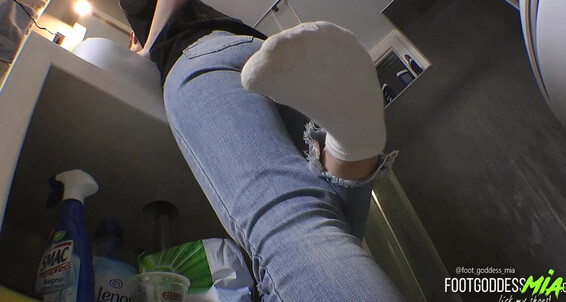 Footgoddessmia - Makeupp Onlyfans While My Putting Im Socks Sniff