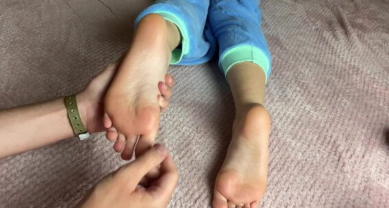 Cover Babebarefootofficial Onlyfans Pov We Re Room Mates And It S Movie Night I M Laying Across The Floor Teasing You With My Feetp