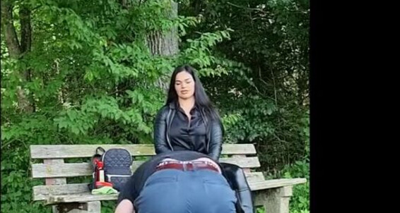 Herrinlady - Wald Mir Stiefel Dreck Lederschwein Den Bank Im Die Und Mein Auf Durfte Onlyfans Der Polieren Vonp