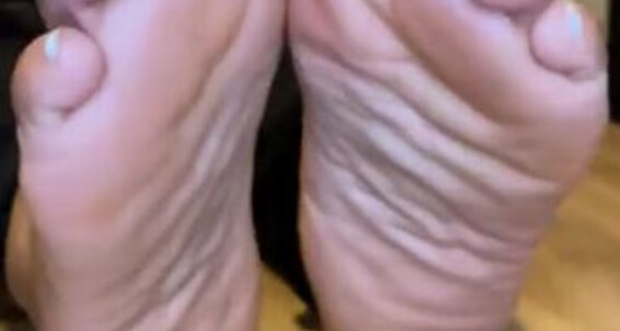 Cover Enjoyyourfetish Onlyfans Amazing Foot Play With Mytoptiertoes She Getting Her Feet Back Wet In The Foot Fetish World Makep