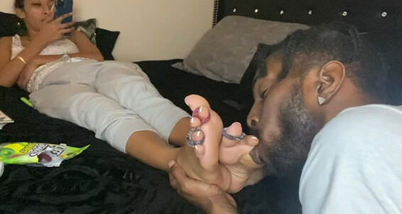 Cover Enjoyyourfetish Onlyfans Worshipping Tenlittoes French Tips With Life Saver Sour Gummy S Around Her Toes Part 1P