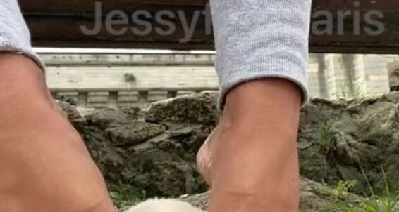 Jessyfeetparis75, Video: Un Aller Mes Pieds Bon Qui Dehors De Sport D Vient Renifler Petits Feetworship Onlyfans Avant Salle La