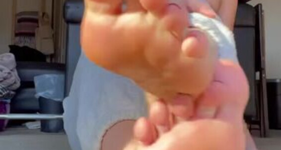 Goddess Kate - You Gy Stroke Katescutiies And The Getting Aka While To Sit These Kate Enjoy Stinkyyy Goddess Onlyfans So Are Pret Slippers Back Smell