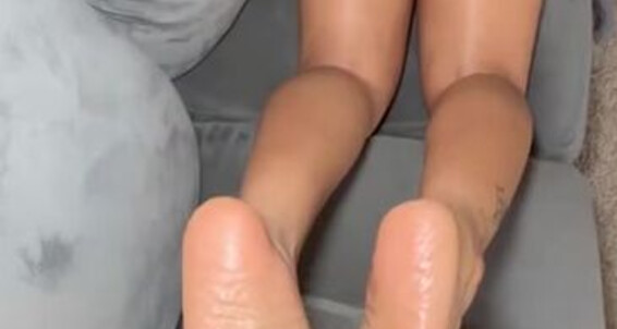 Queenjodiieetoes - Massaging Onlyfans Aka Prettyfeetonly1800 From Behind