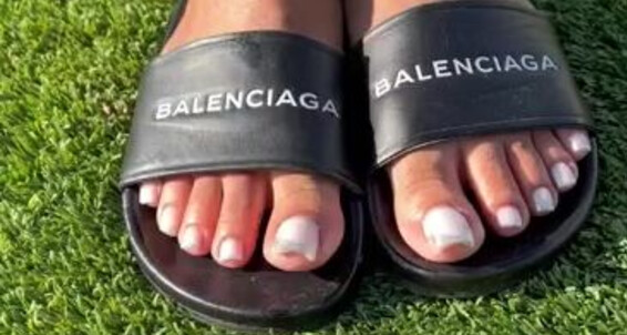 Queenjodiieetoes - Stares Onlyfans Aka Prettyfeetonly1800 A Quick Caught Tease Few