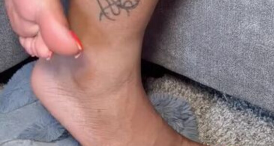 Queenjodiieetoes - Rubbing Onlyfans Aka Prettyfeetonly1800 Down