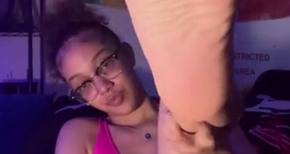 Goddess Niah - You Shoved I Begged Now Niahnastyyfeet Hangout M Me With Sitting To In Your Onlyfans So My Feet Back Face