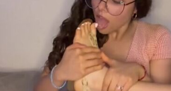 Maggiesita - Puestas Sandalias Piecitos Lamiendo Onlyfans Aka Con Doradas Cocopafeet Nuevo Quitndomelas Y Mis Video Ellas
