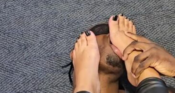 Toesbeforebros - On A And Like For Unwrapping Present Worship Ready Perfect Onlyfans The Xmas Laying Floor Jaydasfeetuk Feet