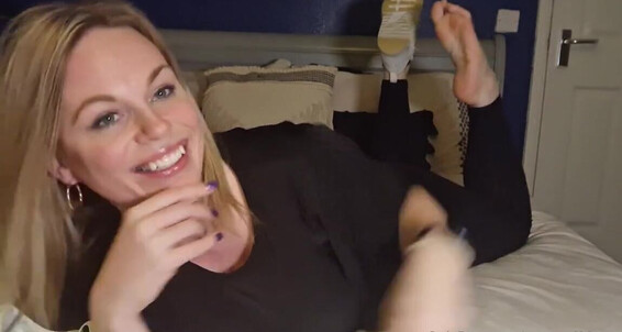 The Foot Queen - Pose Queengf90Premium The Queen Onlyfans Aka Foot Tease In Of England A
