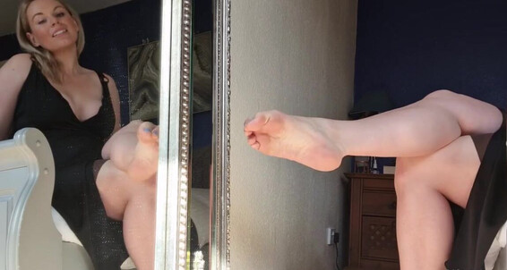 The Foot Queen - Way Your Dangling Foot My England Aka Queengf90Premium Heart Into Onlyfans Queen The Of