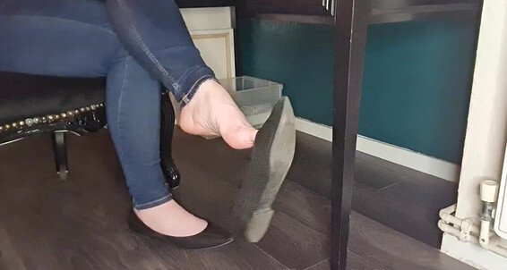 The Foot Queen - Queengf90Premium The Queen Onlyfans Aka Foot Dangling Pure Of England