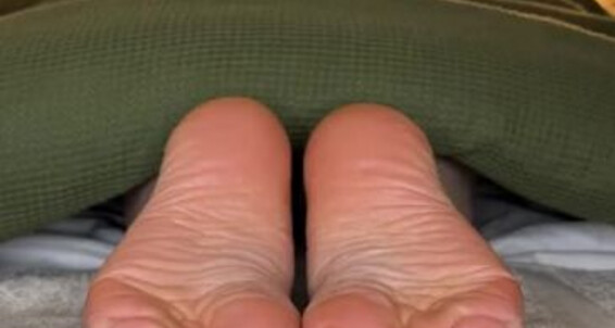 Cover Mimisfeet1 Aka U81134601 Onlyfans End Of The Bed Tease And Cum Dump
