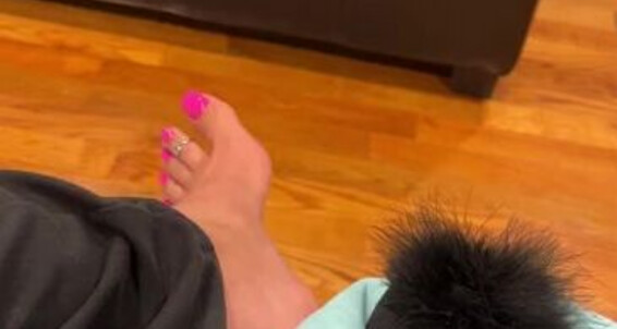 Goddesspussyfoot - Being Sneaky And Mom Taking The Aka With Chillin Goddess Onlyfans My Videos Pussyfoot Are Feet Naughty U186296307 Tv Watching