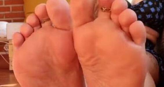 Cover Solesmad Fetish Queen Aka Solesmadvip Onlyfans I Love Reading On My Terrace With The Sun Illuminating My Feet And Ignore You While Your Dick Grow
