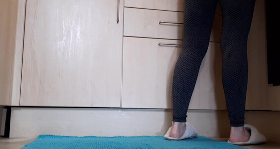 Cover Greatbritishfeet Aka Solecatcher Onlyfans Watch A Milf At Work Cooking And Cleaning In Tight Leggings And Slippers Greatbritishsoles2
