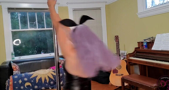 Nekonymphe, Video: Onlyfans Time First Twirling The Pole On