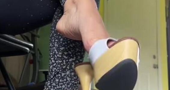 Deedeericanfeet - Legs Dangle Onlyfans As N Play Crossed Heels Requested