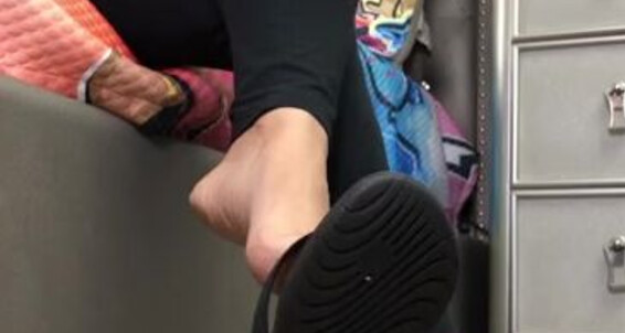 Deedeericanfeet - Flip And Dangle Onlyfans As Nike Clap In Flops These Requested