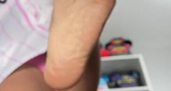 Cover Deedeericanfeet Onlyfans As Requested Mmmmm A Very Sexy Giantess N Some Small Cheeky Shaking