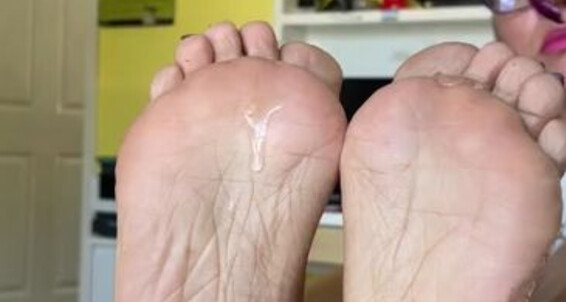 Cover Deedeericanfeet Onlyfans As Requested Oily Soles And Off Course Ignoring U Like I Should