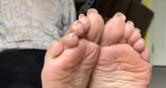 Cover Deedeericanfeet Onlyfans As Requested Toe Points And Rubbing Soles Together