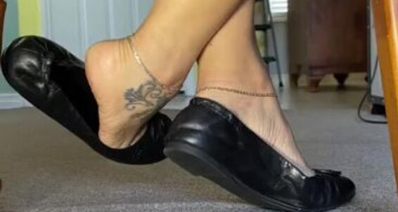 Cover Deedeericanfeet Onlyfans As Requested Under The Chair Flats Tease Shoe Play