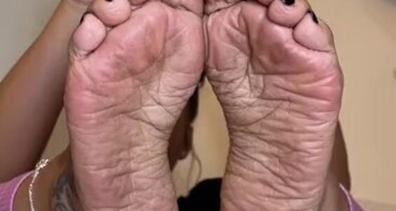 Deedeericanfeet - Them Dirty Soles The Onlyfans Tub Is Gm Mhmmmmmm Clean In Gonna Who Some For