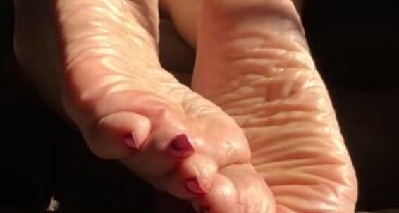 Cover Deedeericanfeet Onlyfans Hehehe Some Wiggling Soles In Sunlight And A Peek Of Sunlight For The Cheeks