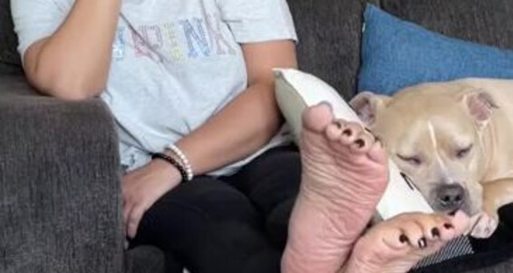Cover Deedeericanfeet Onlyfans How Random And Cute This Is Wit My Feet Propped Up And This Cute Pitt Next To Me His Name
