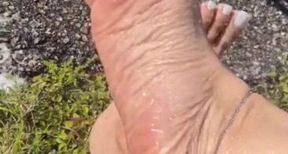 Cover Deedeericanfeet Onlyfans Just A Quick Clip Of This Mornings Wet Feet
