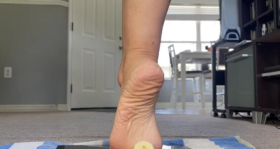 Cover Deedeericanfeet Onlyfans Mmmm Some Delicious Foot Crushing In Wide Angle View