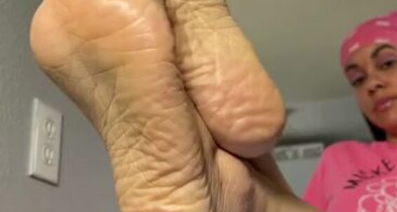Deedeericanfeet - And U Up Soles Onlyfans Propped Hahahahha All Ignoring Some Mmmmm Sexy