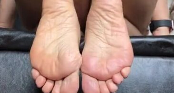 Cover Deedeericanfeet Onlyfans My Cute Soft Wrinkly Soles Wiggling And Some Cheeks For U