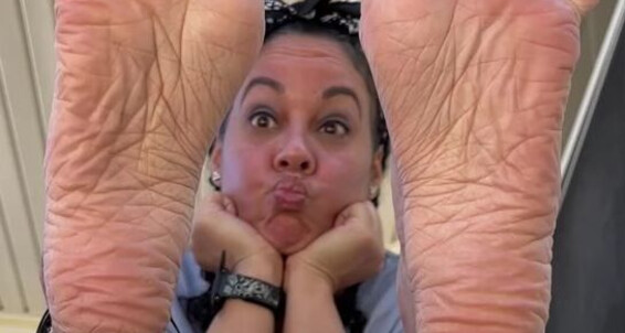 Deedeericanfeet - Playful On Steps Onlyfans Feet Porch My