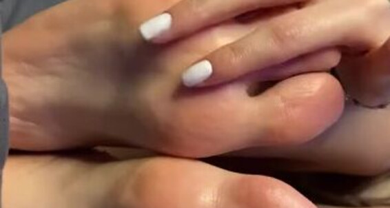 Hannah Robins - Sleep Onlyfans Aka Hcri Before Lotion Putting To Some Ext Hanna Going Robins Hannah