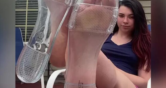 Qxeenkay - Boyfriend Feetts Onlyfans While I My Recording Outside Came Was