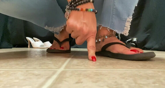 Cover Sexyfeet47 Onlyfans Happy Sunday It S Been While I Haven T Teased You In Flip Flops Sunday Morning Drain