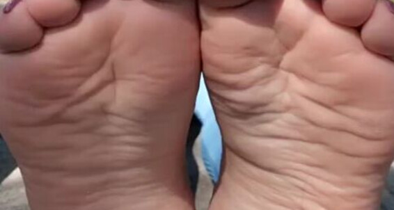 Babylumpstoes420 - At The Watching Everyone And These Worship With Hot Onlyfans Sweaty Park Beautiful Feet
