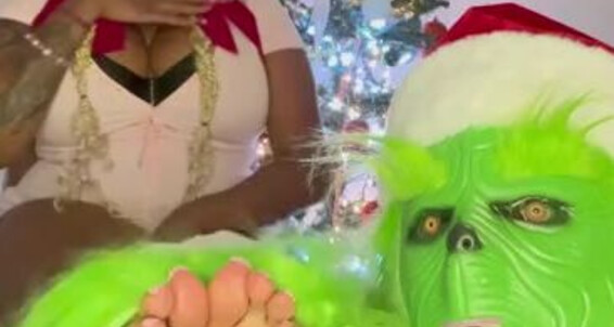 Janeofarchs, Video: Grinch Alot My House Stole Thing The From Into Sneaks Eve Me Christmas On Onlyfans First Things And Of