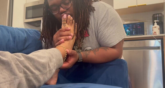Zafeetllc, Video: Onlyfans Getting Couch Worship And A Sniff Potato Foot Dallasfootmodelsent