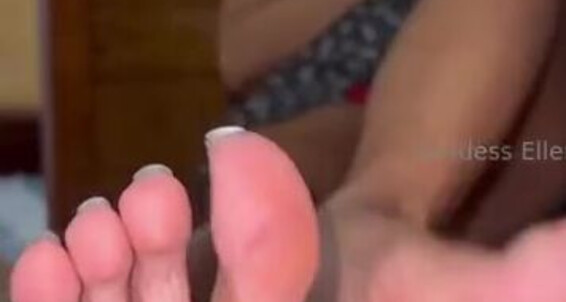 Goddess Ellen - Took Advantage On He Distracted While My Was Of I Cell Phone Onlyfans Feet Goddessellen96