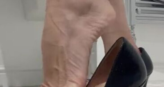 Feet Looking Under Onlyfans Bornroyal The My At Sink