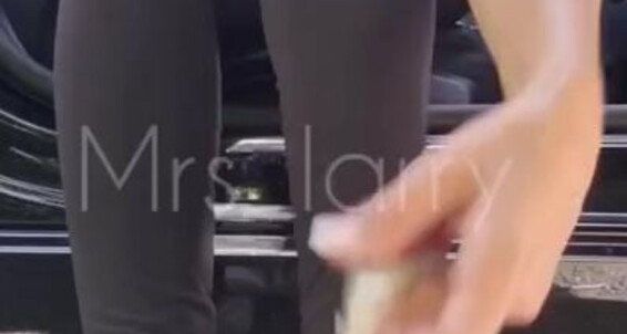 Mrs Auto Mehr Car The Und Socken Dirty Dreckige Out Zeigen Onlyfans Dem Socks And Larry Of Aus More Show