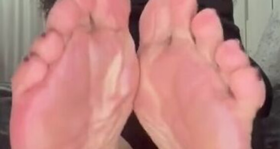 Sarah Bbw - Fantasy Flexing Sole Foot This Aka Comefollowsarah Bbw Sarah Onlyfans Oily Enjoy Video Toes